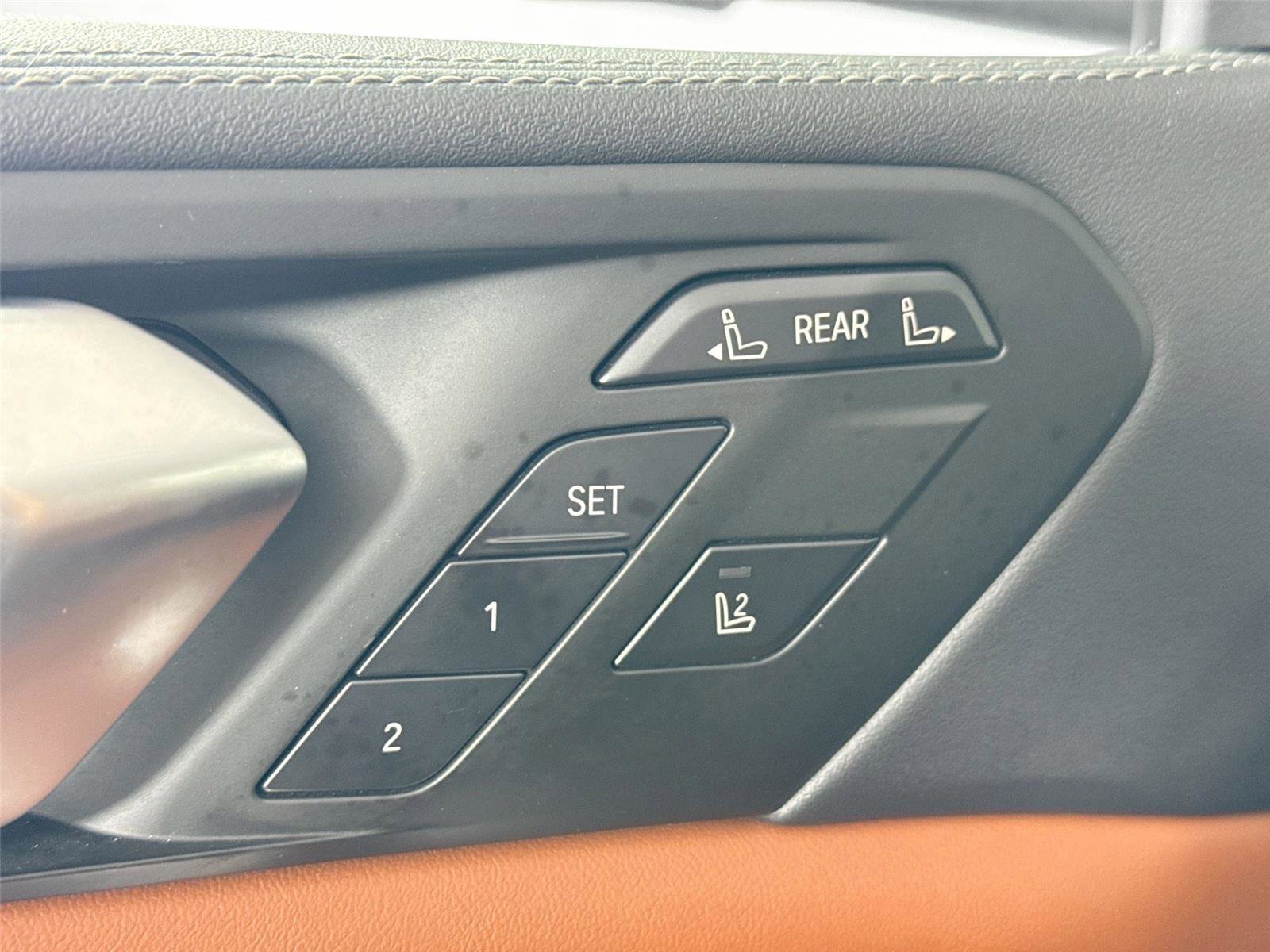 Used 2023 BMW X7 xDrive40i w/ Premium Package image 31