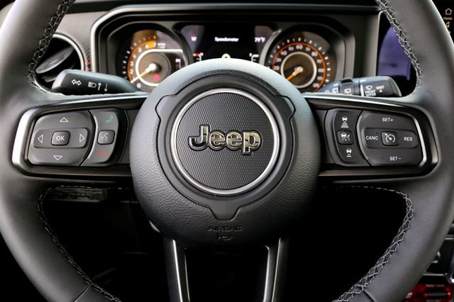 Used 2025 Jeep Wrangler Unlimited Rubicon AWD/4WD image 12