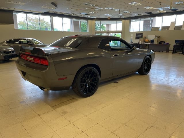 Used 2014 Dodge Challenger SXT RWD image 4