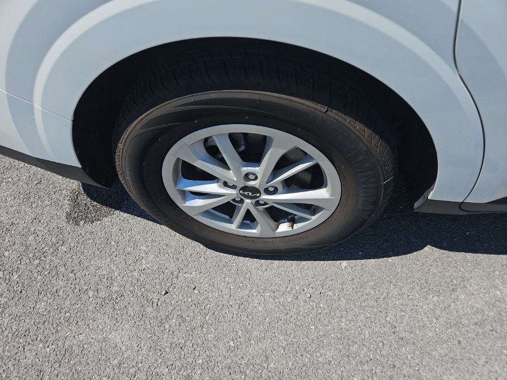 Used 2024 Kia Carnival LX FWD image 11