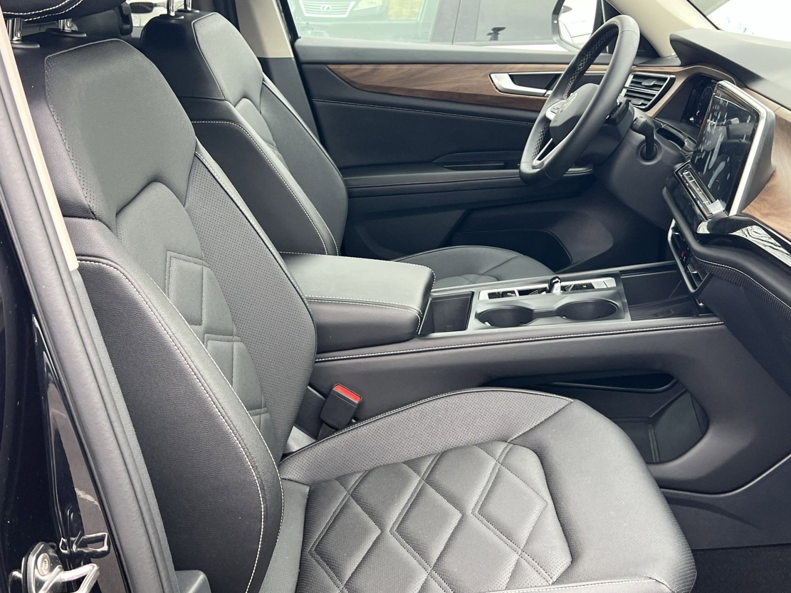 Used 2025 Volkswagen Atlas SE image 26