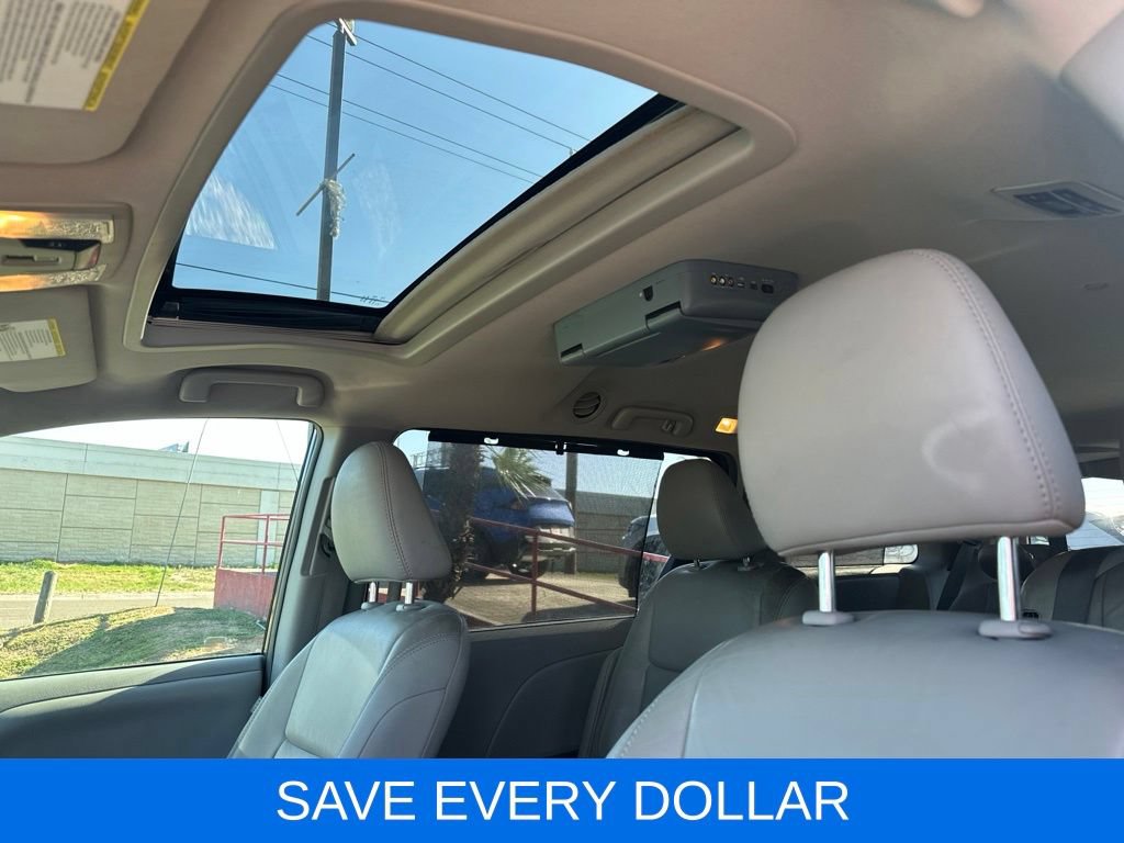 Used 2019 Toyota Sienna XLE w/ XLE Navigation Package FWD image 12