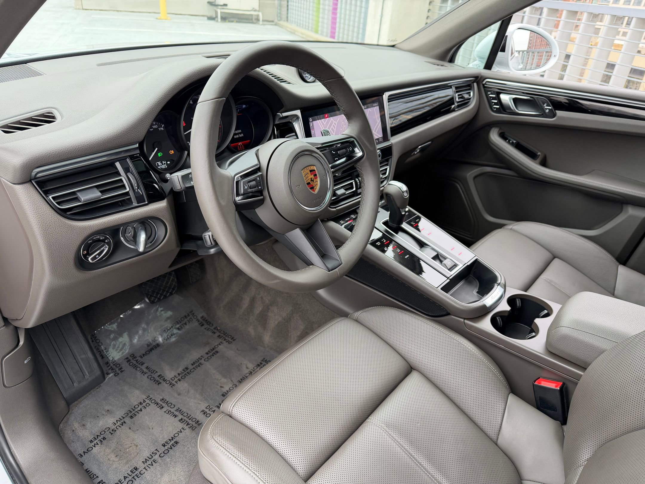 Certified 2023 Porsche Macan image 4