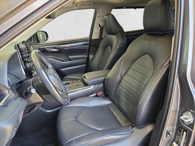 Used 2022 Toyota Highlander XLE FWD image 15