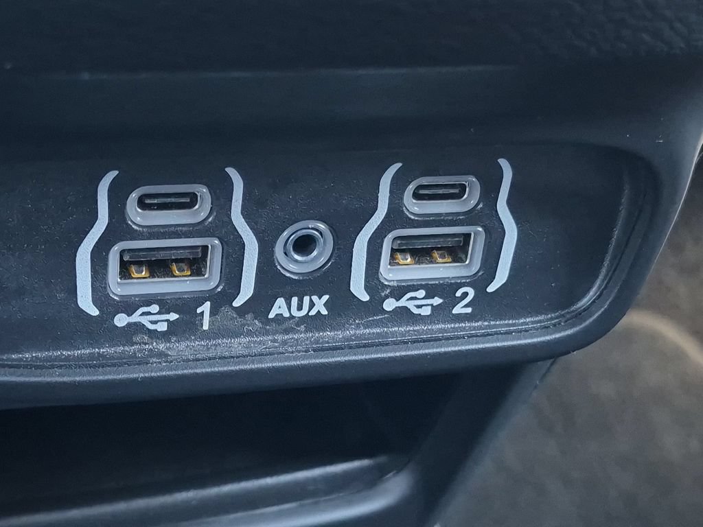 Used 2025 Chrysler Pacifica Select FWD image 26