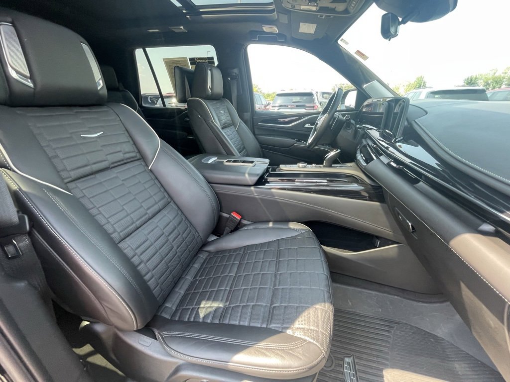 Used 2024 Cadillac Escalade V w/ LPO, ONYX Package image 32
