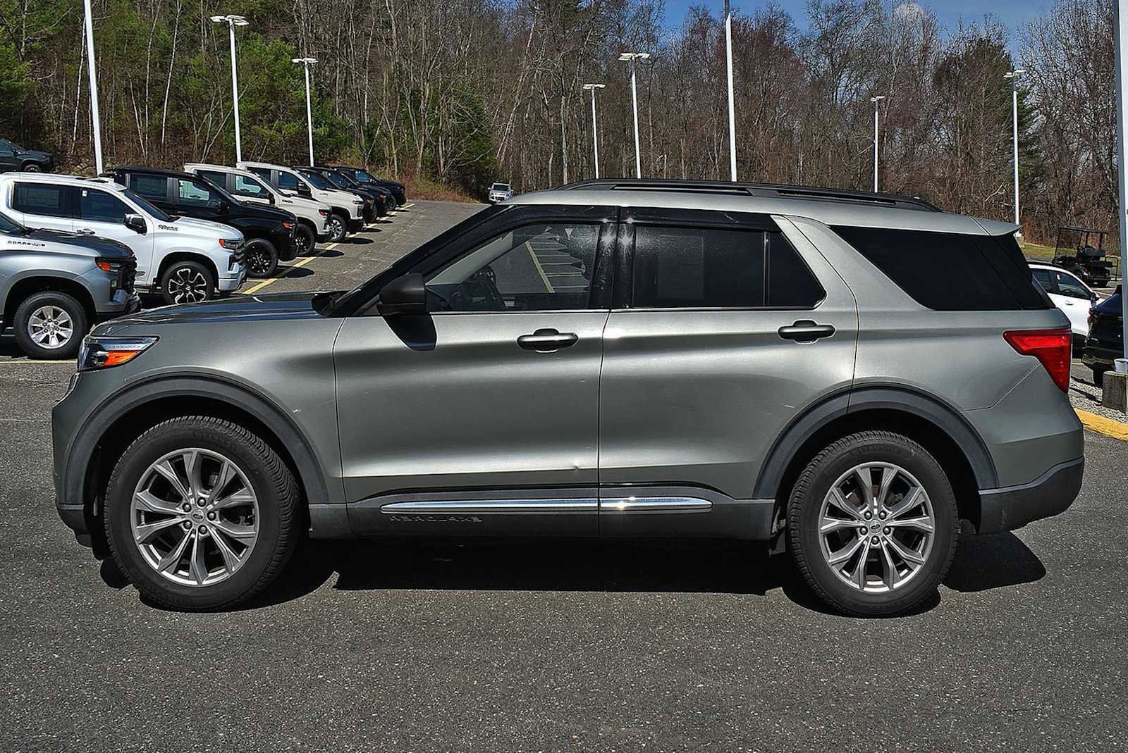 Used 2020 Ford Explorer XLT w/ Equipment Group 202A image 4