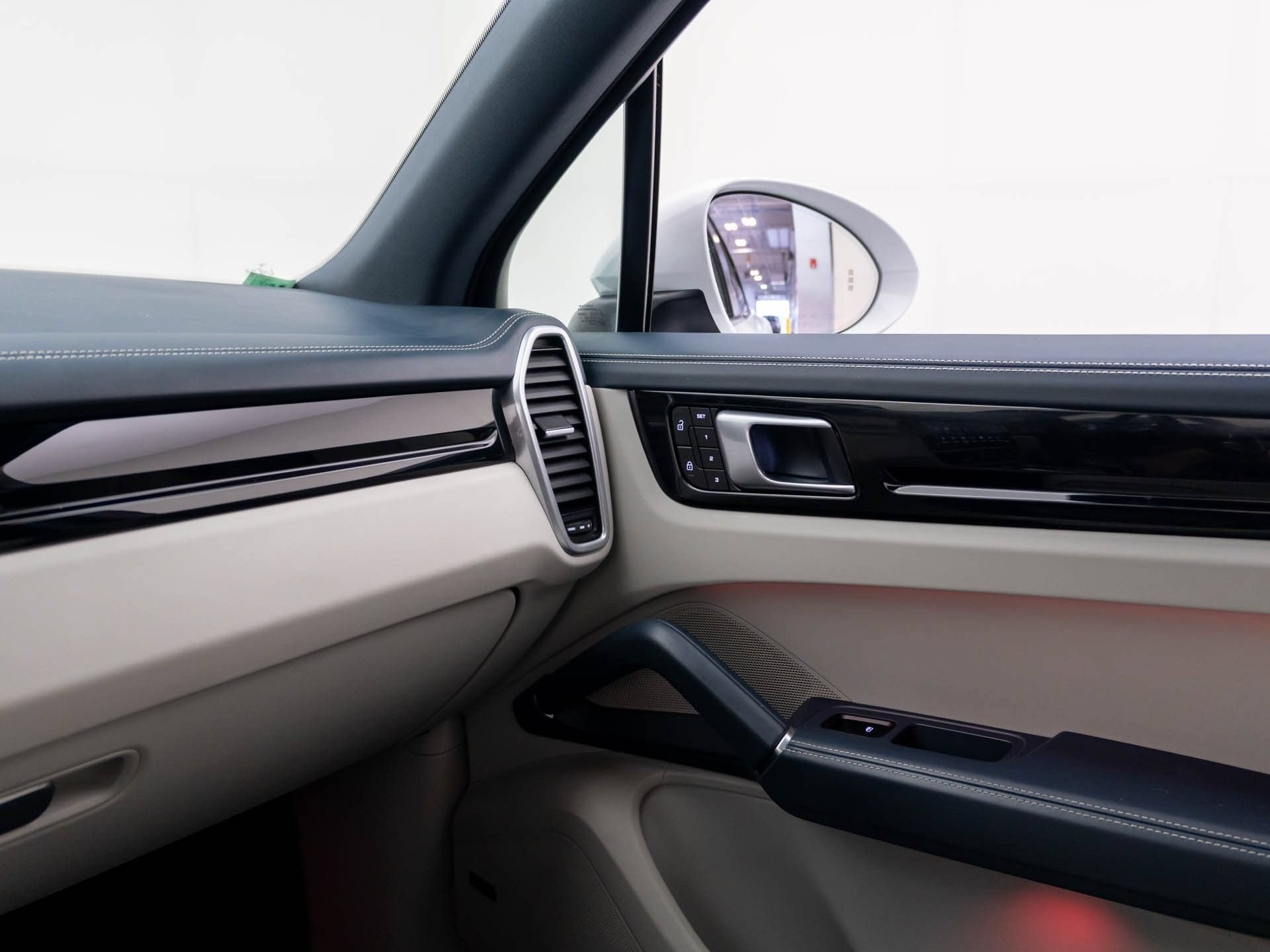 Certified 2022 Porsche Cayenne AWD/4WD image 31