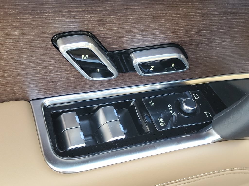 New 2026 Land Rover Range Rover Long Wheelbase SE AWD/4WD image 9