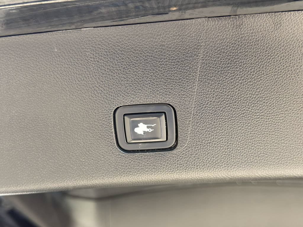 Used 2021 Chevrolet Traverse LT w/ LT Premium Package FWD image 11