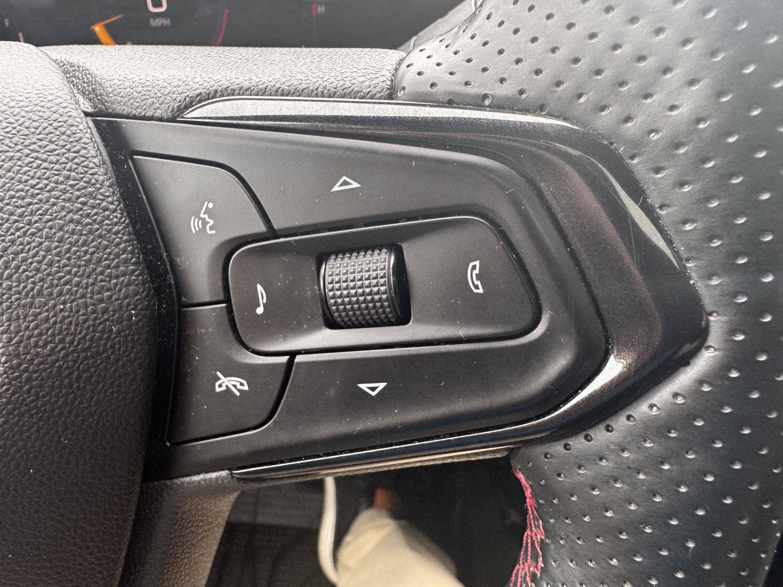 Certified 2024 Chevrolet Trax RS w/ Sunroof Package FWD image 23