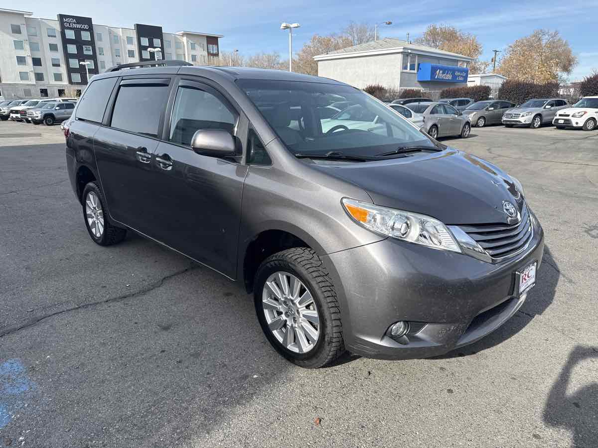 Used 2015 Toyota Sienna XLE image 4