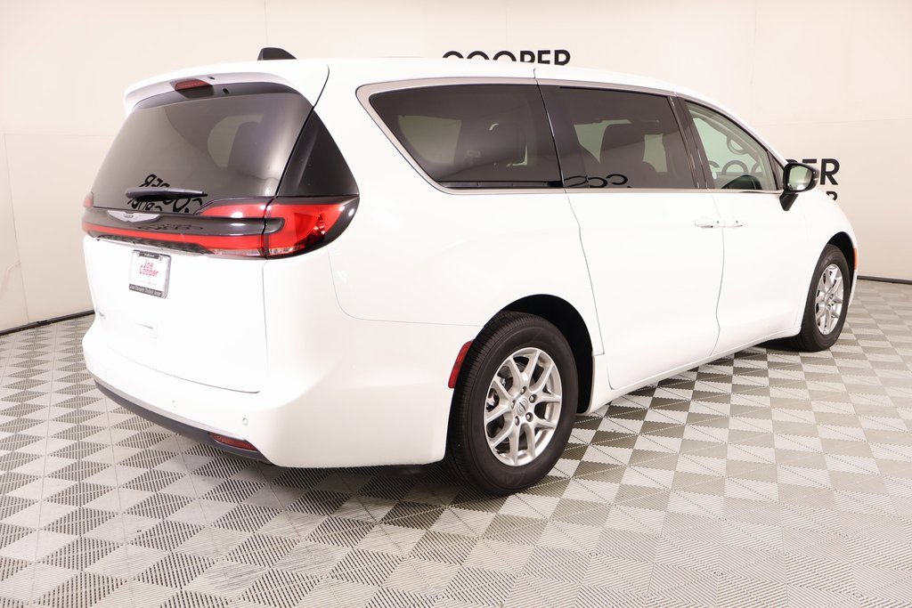 Used 2024 Chrysler Pacifica Touring-L image 21