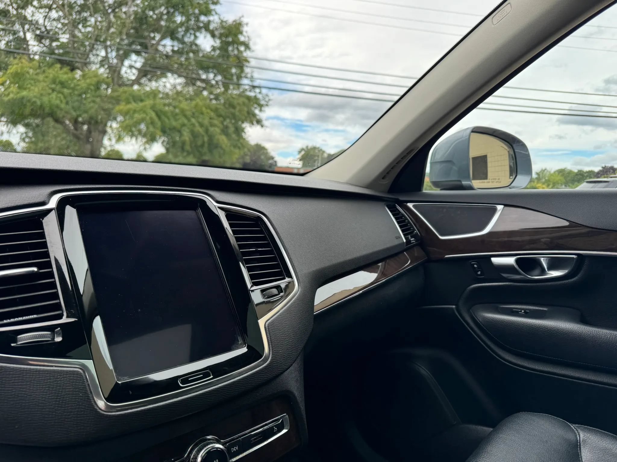 Used 2016 Volvo XC90 T6 Momentum w/ Momentum Plus Package AWD/4WD image 21