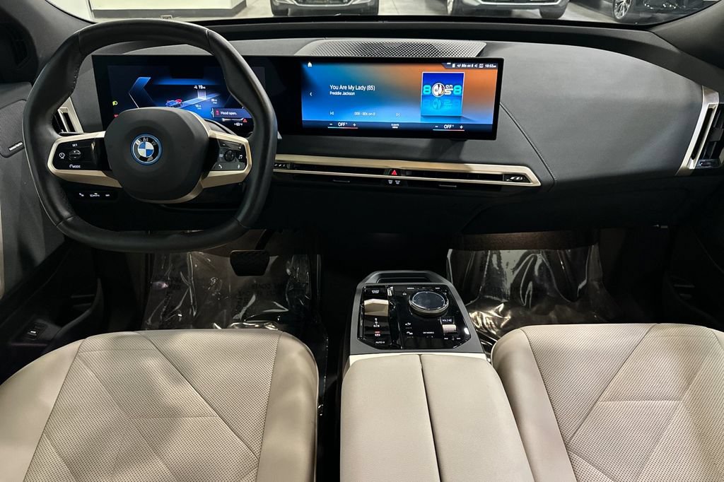 Used 2023 BMW iX xDrive50 w/ Sport Package AWD/4WD image 15