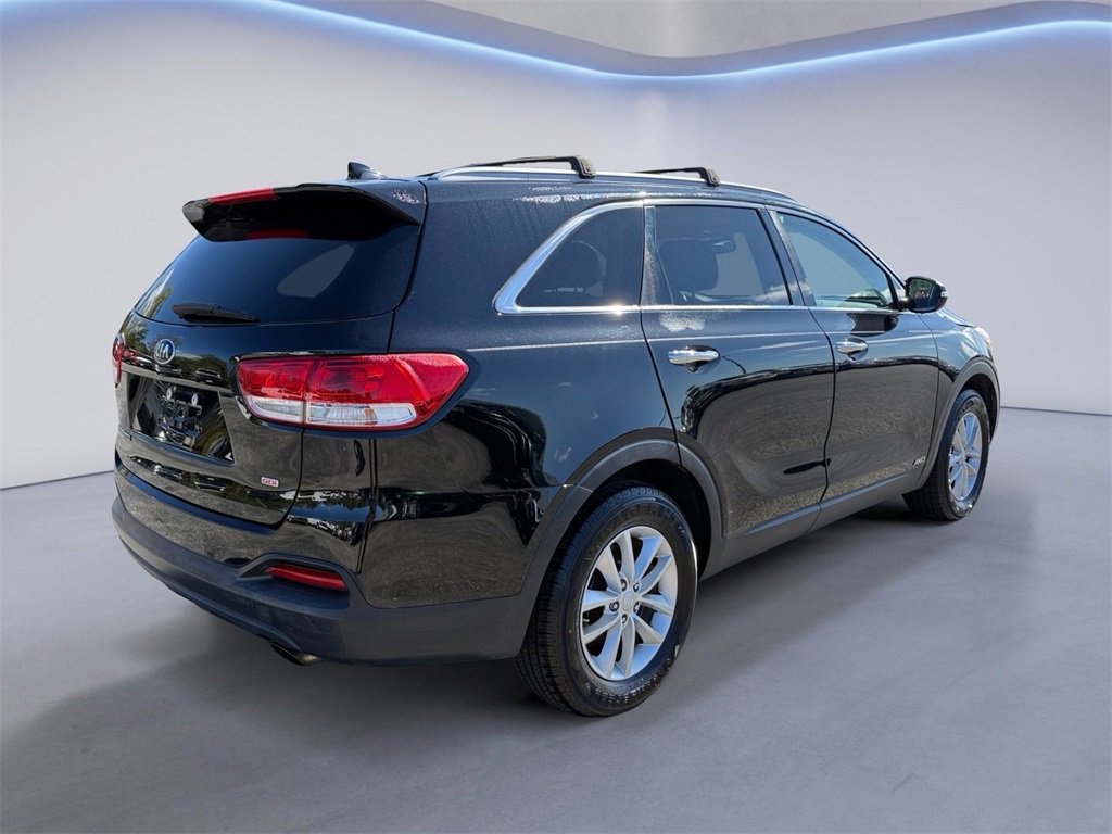 Used 2017 Kia Sorento LX w/ LX Convenience Package image 3