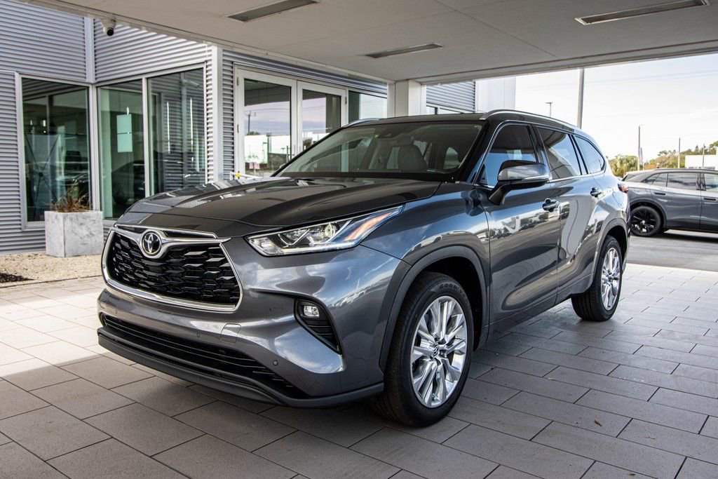 Used 2023 Toyota Highlander Limited image 10