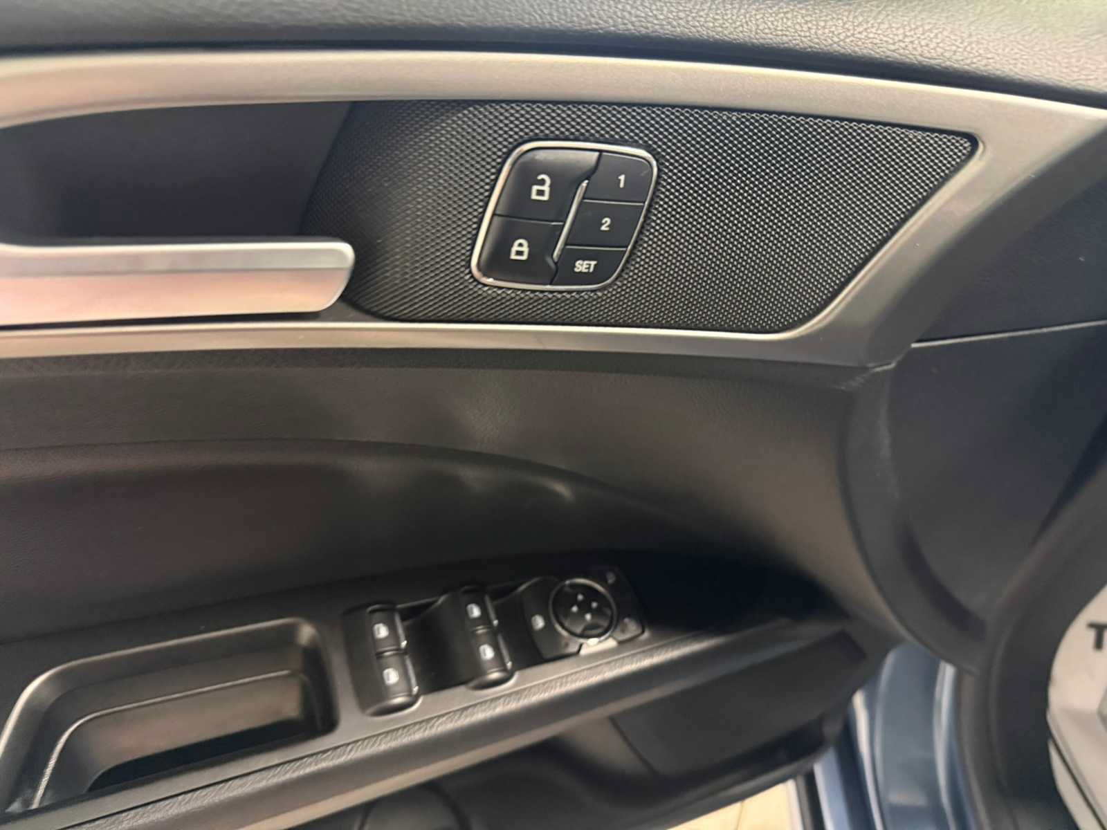 Used 2018 Ford Fusion SE w/ Fusion SE Technology Package FWD image 21