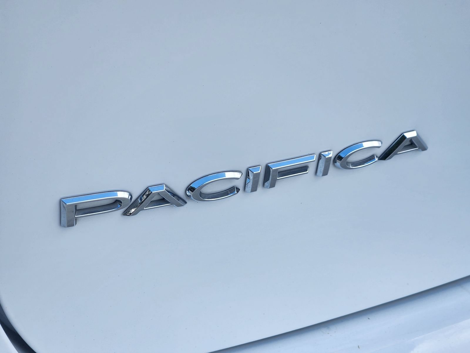 Used 2024 Chrysler Pacifica Touring-L FWD image 13