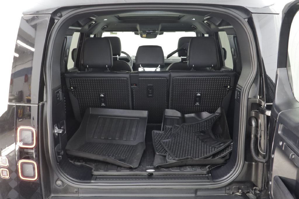 Certified 2026 Land Rover Defender 110 X-Dynamic SE AWD/4WD image 18