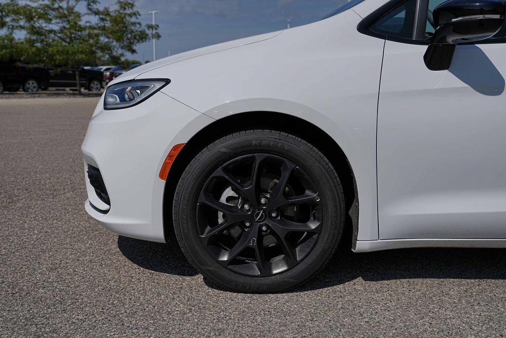 Used 2025 Chrysler Pacifica Limited FWD image 11