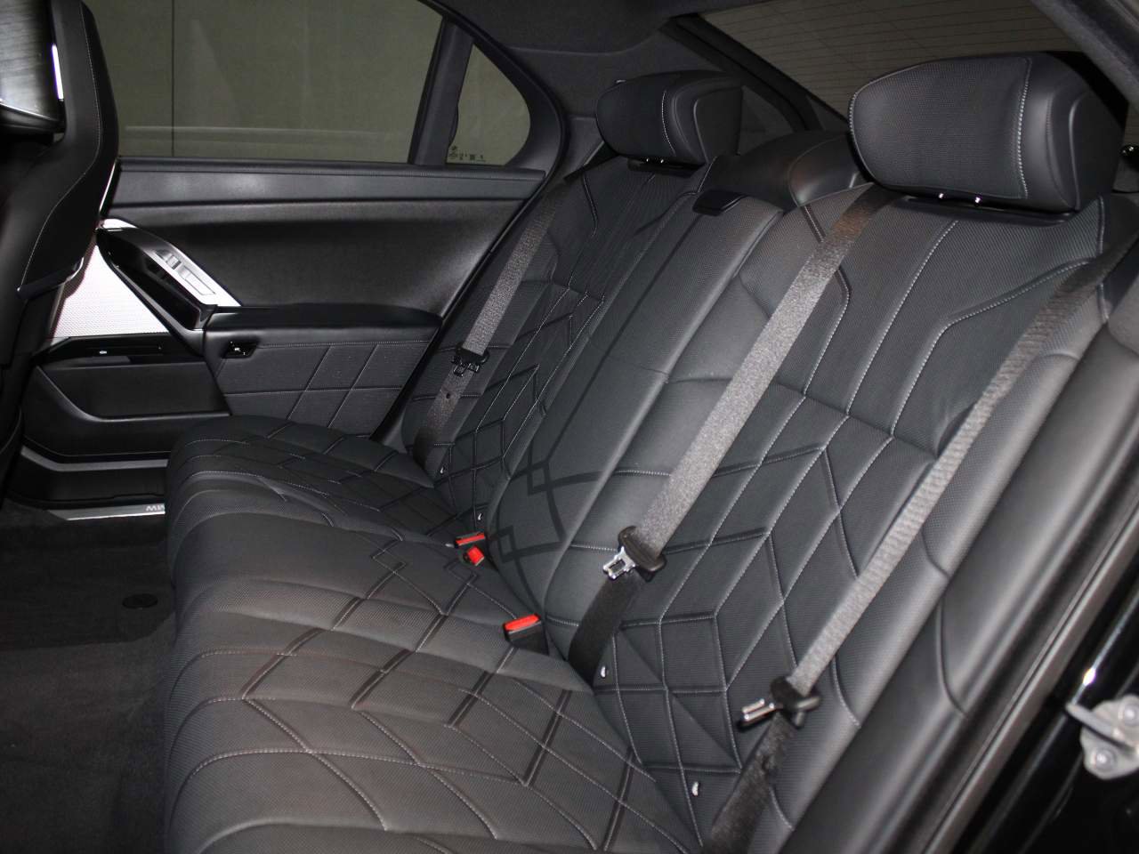 Certified 2024 BMW i7 eDrive50 w/ Executive Package RWD image 17