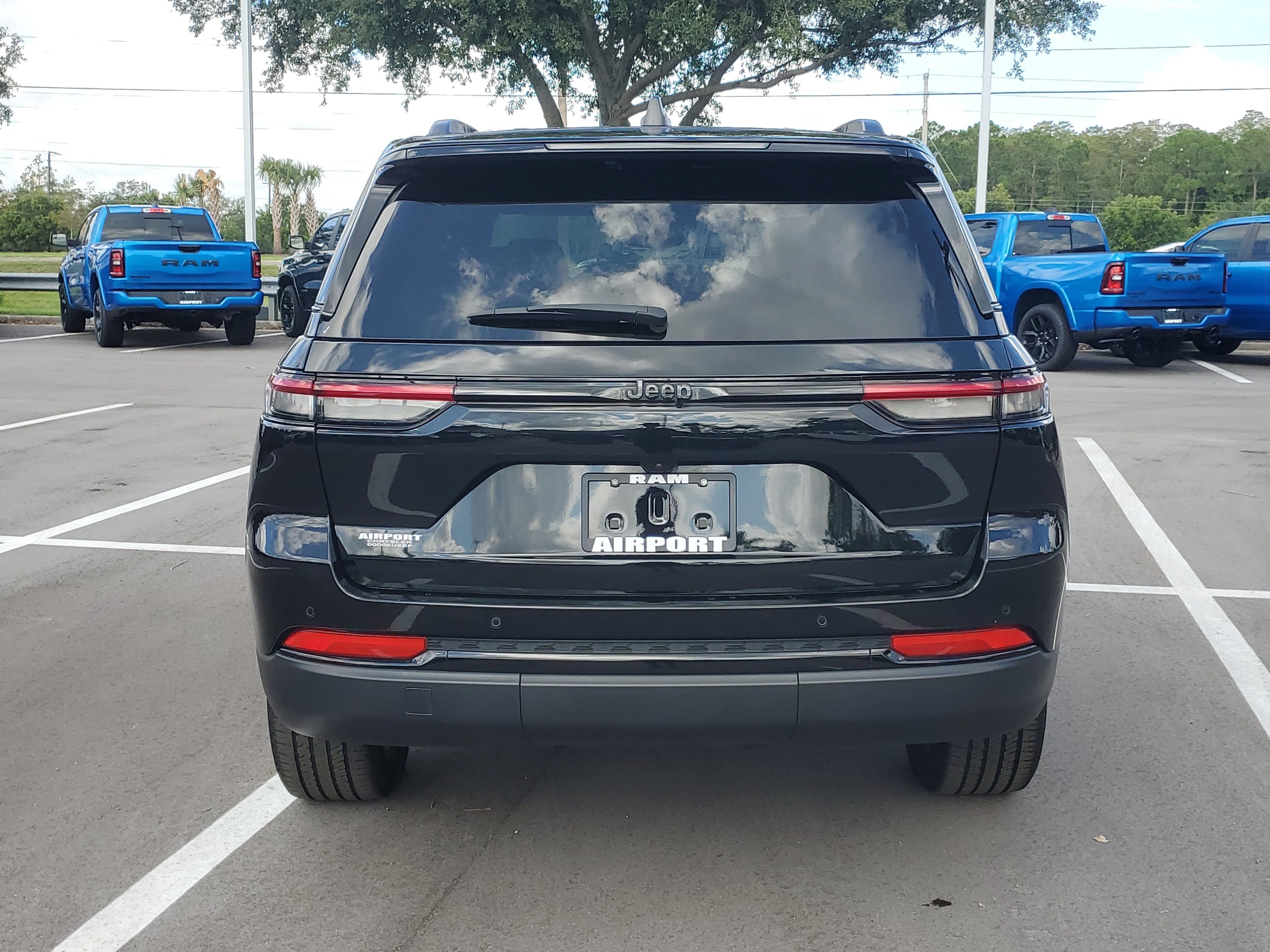 Used 2023 Jeep Grand Cherokee Altitude RWD image 7