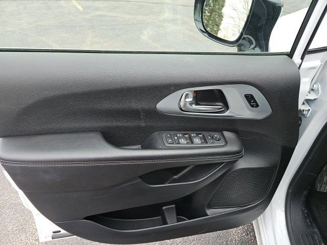 Used 2026 Chrysler Pacifica Limited image 20