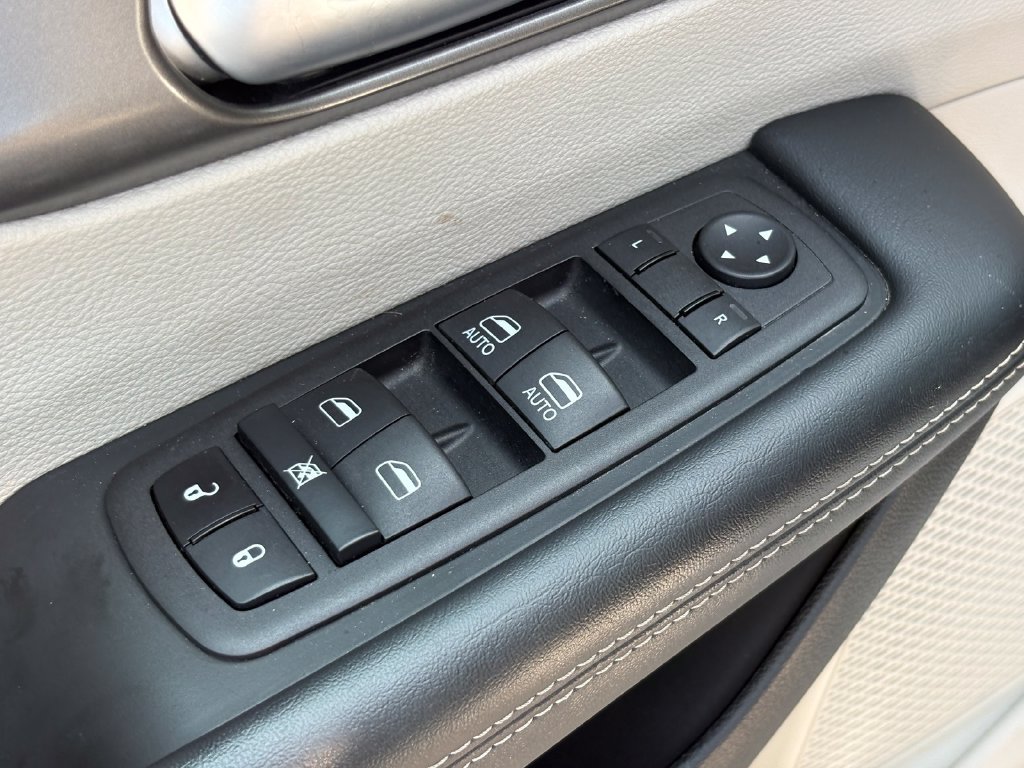 Used 2023 Chrysler Pacifica Touring-L FWD image 30