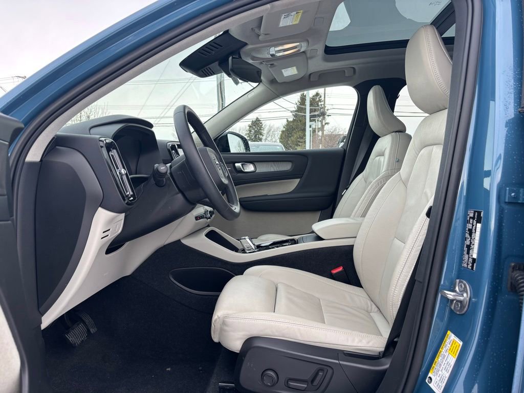 Certified 2023 Volvo XC40 B5 Plus w/ Driver Assist Package image 16