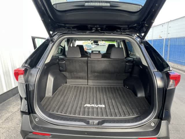 Used 2021 Toyota RAV4 XLE w/ Convenience Package image 11
