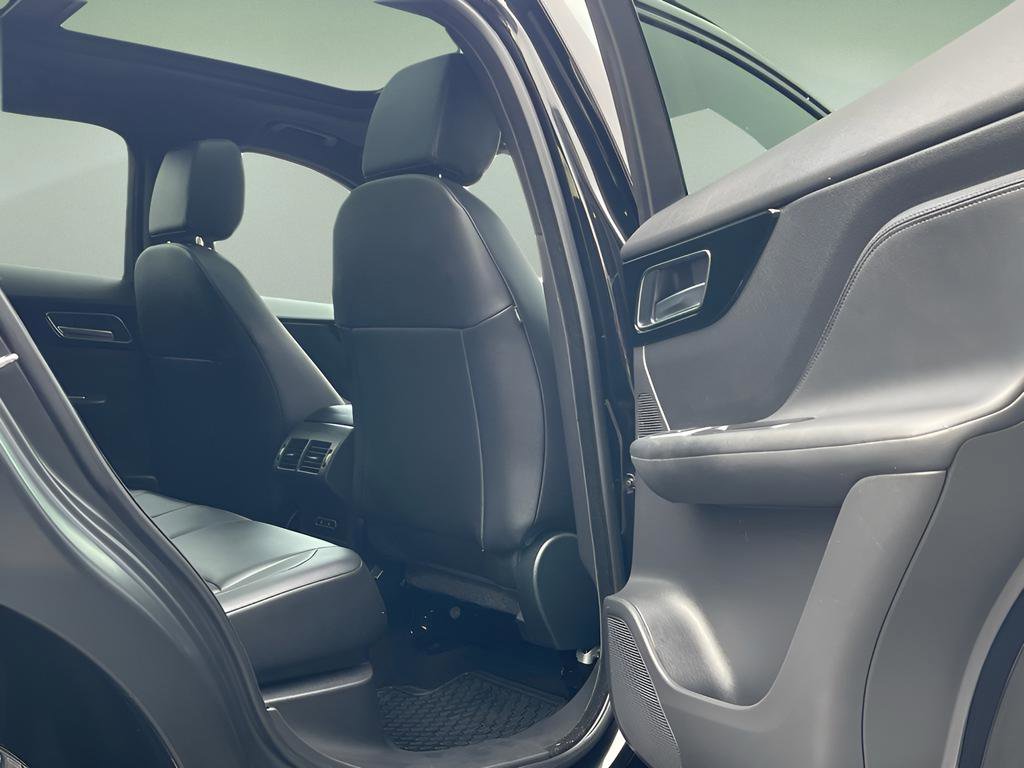 Used 2018 Jaguar F-PACE Premium image 23