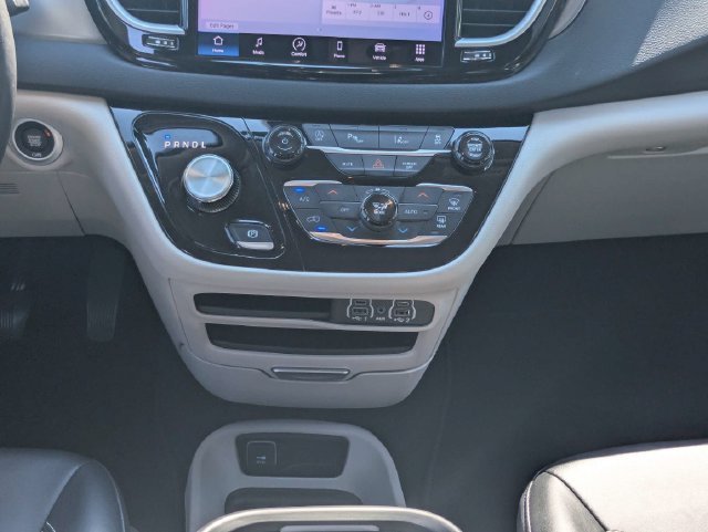 Used 2024 Chrysler Pacifica Touring-L FWD image 20