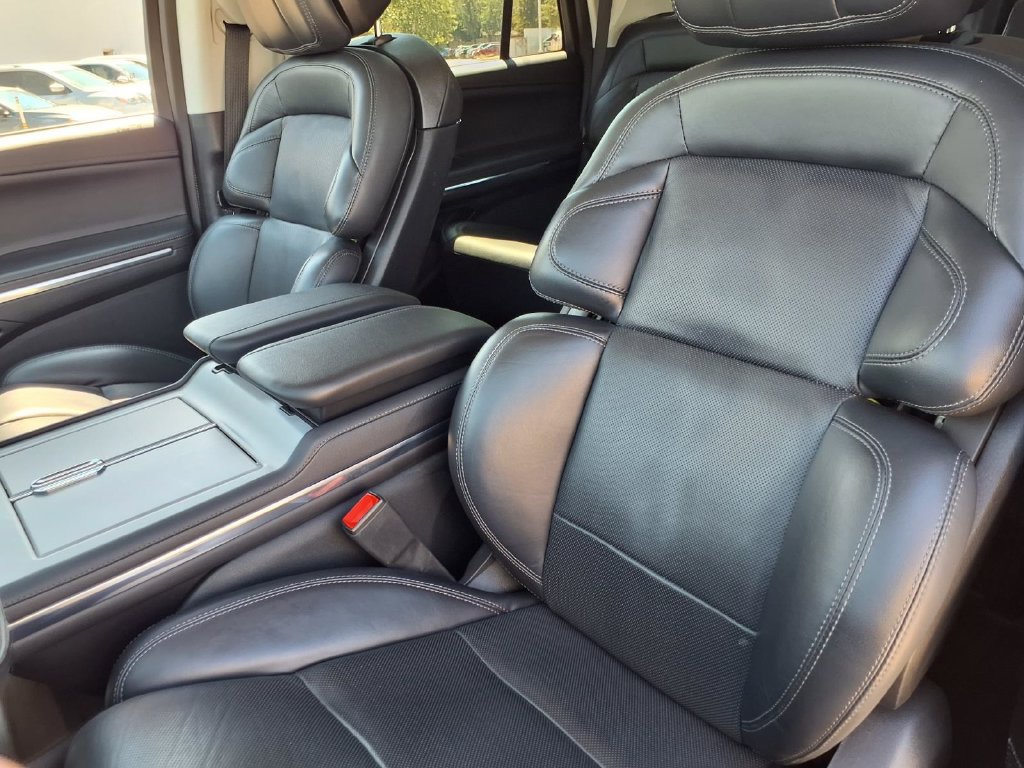 Used 2025 Lincoln Navigator Reserve AWD/4WD image 8