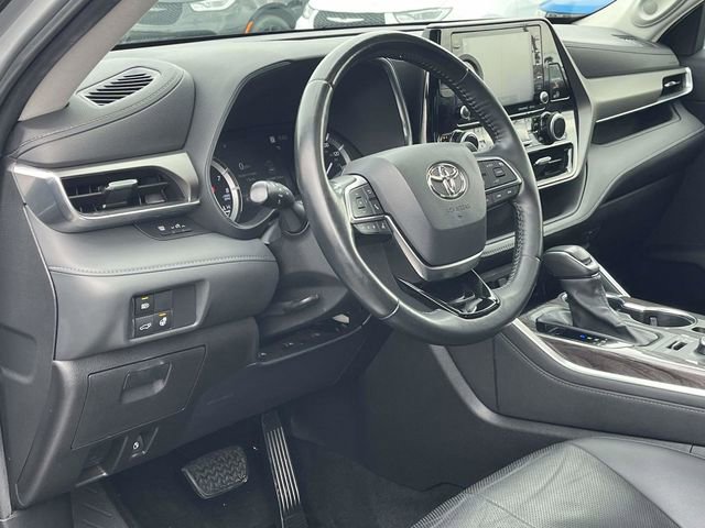 Used 2021 Toyota Highlander Limited image 12