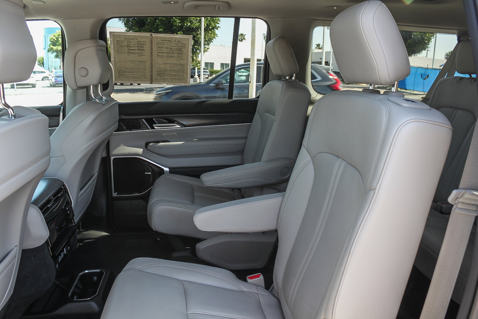 Used 2023 Jeep Wagoneer L Series III w/ Premium Group I image 20