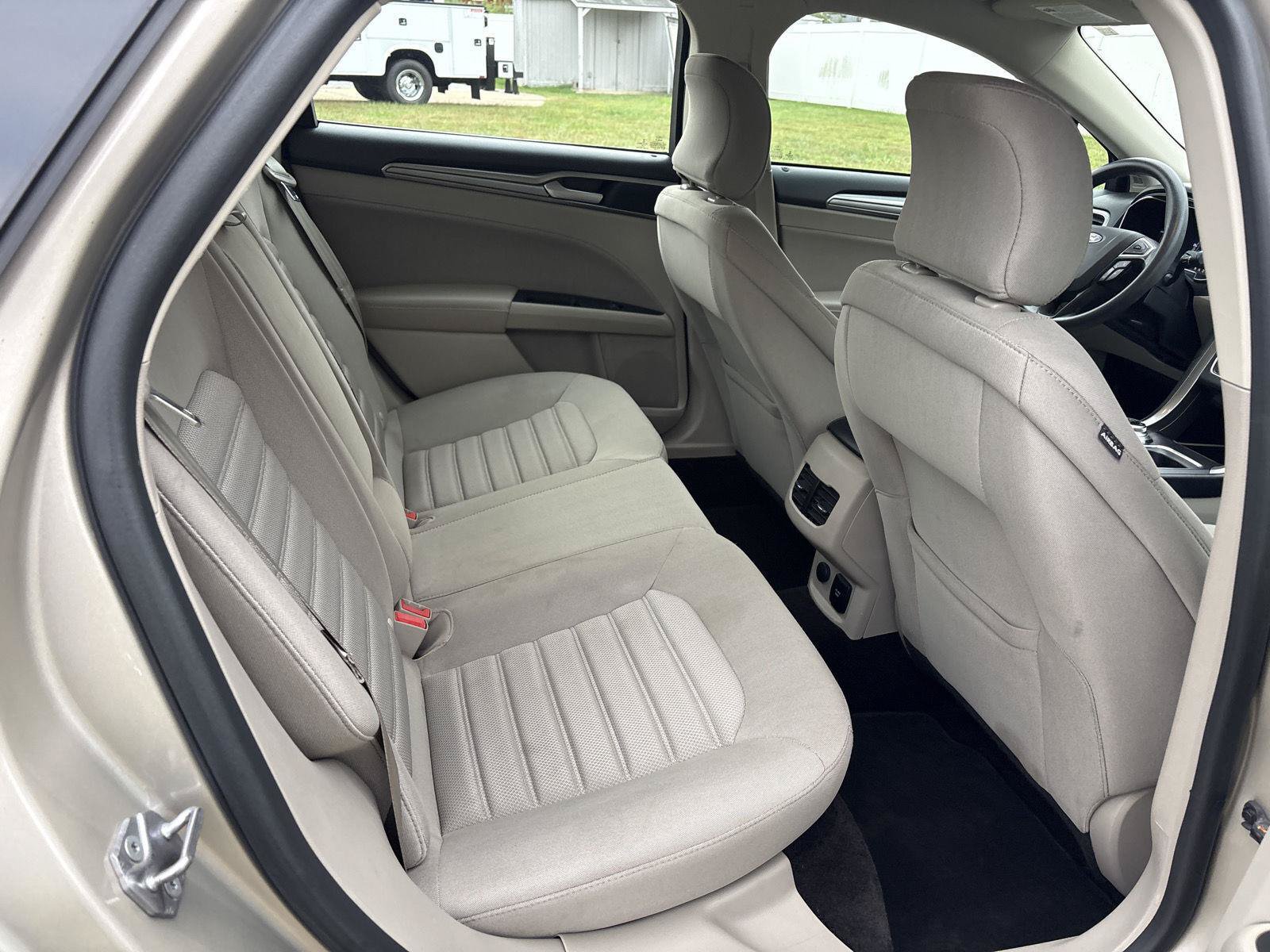 Used 2018 Ford Fusion SE FWD image 12