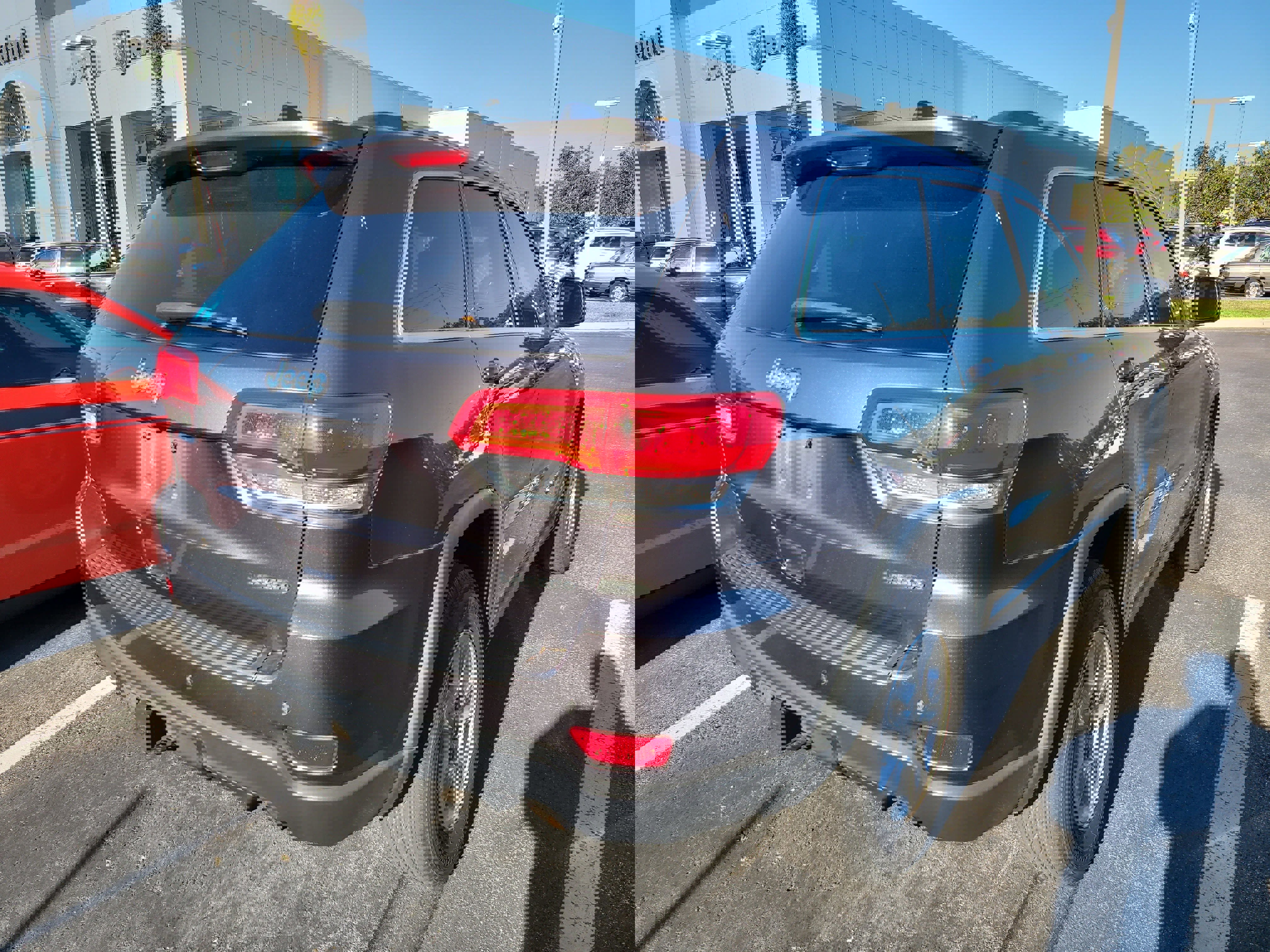 Used 2017 Jeep Grand Cherokee Laredo w/ Quick Order Package 2BE image 4