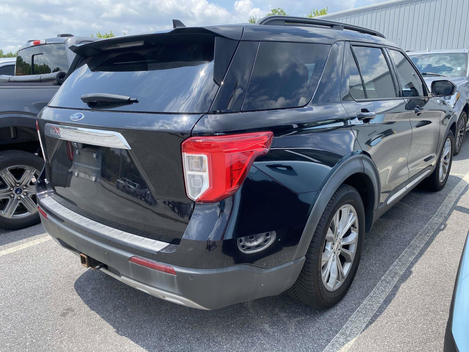 Certified 2021 Ford Explorer XLT w/ Equipment Group 202A RWD image 6