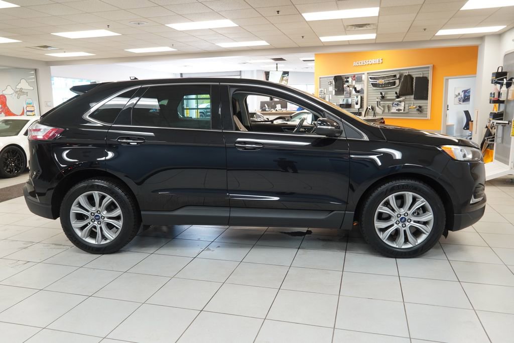 Used 2019 Ford Edge Titanium w/ Cold Weather Package AWD/4WD image 14