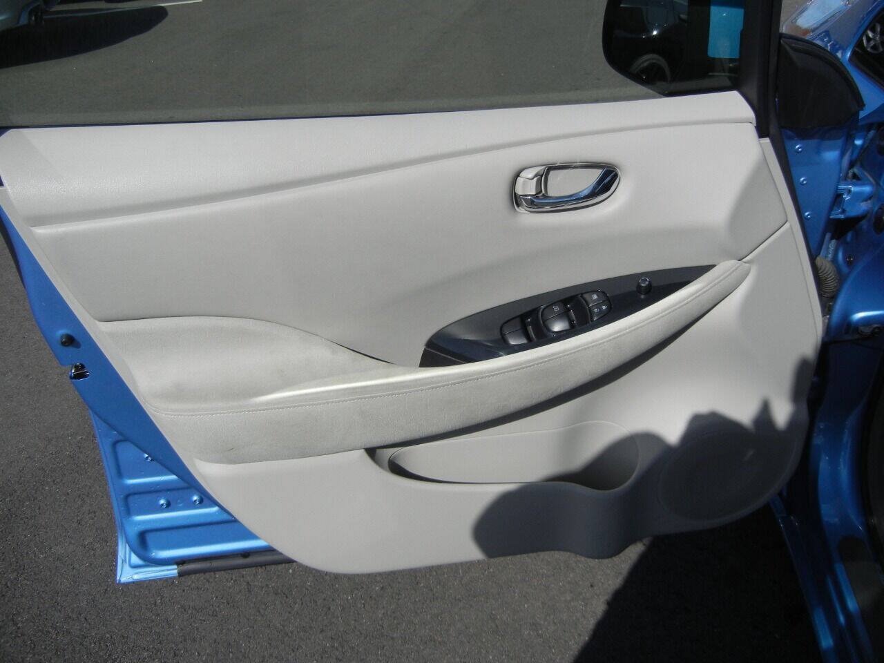 Used 2012 Nissan Leaf SL w/ Protection Pkg FWD image 12