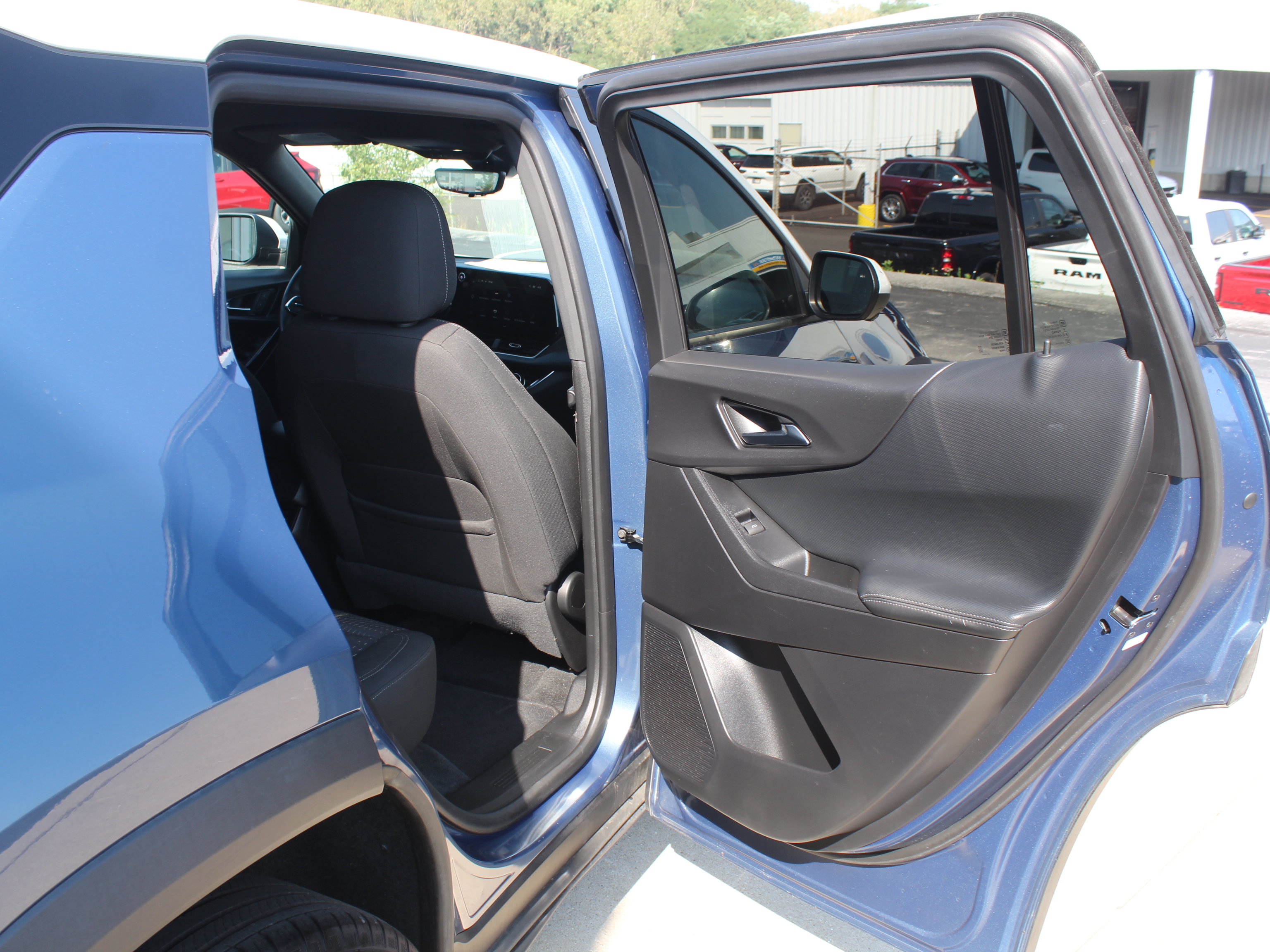 Used 2025 Chevrolet Equinox LT w/ Safety and Technology Package AWD/4WD image 23