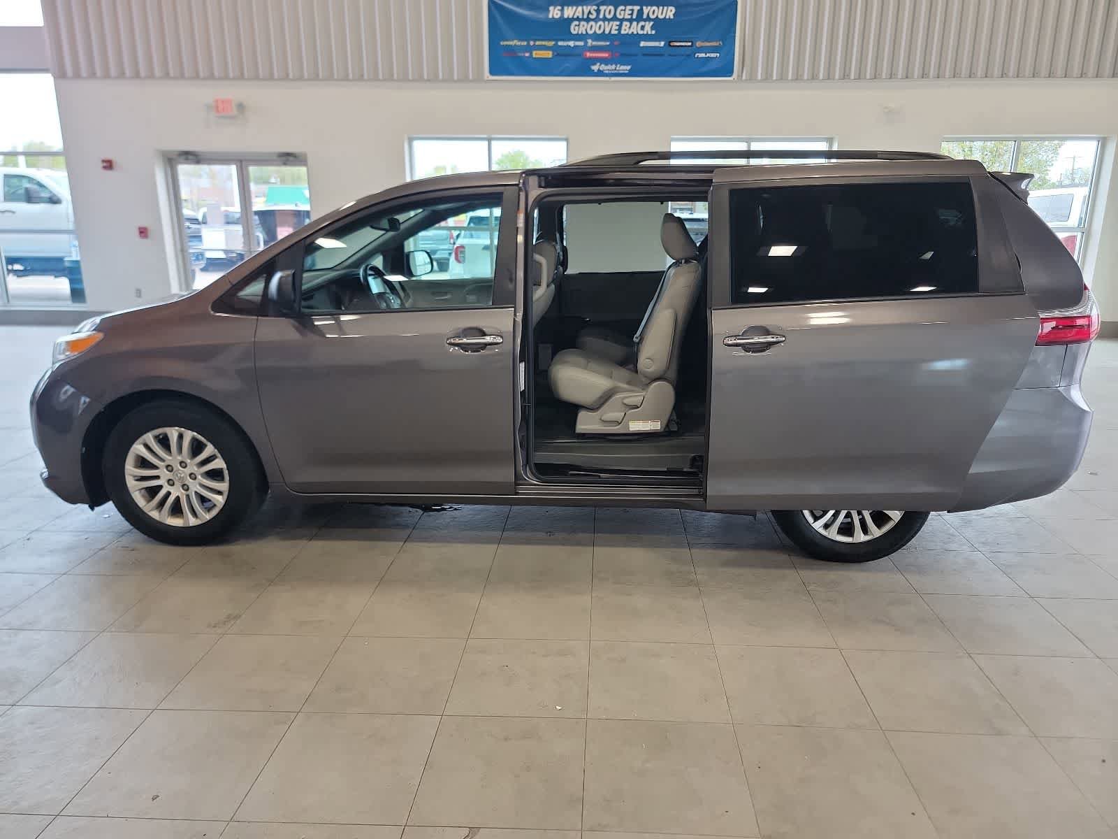 Used 2016 Toyota Sienna XLE FWD image 35