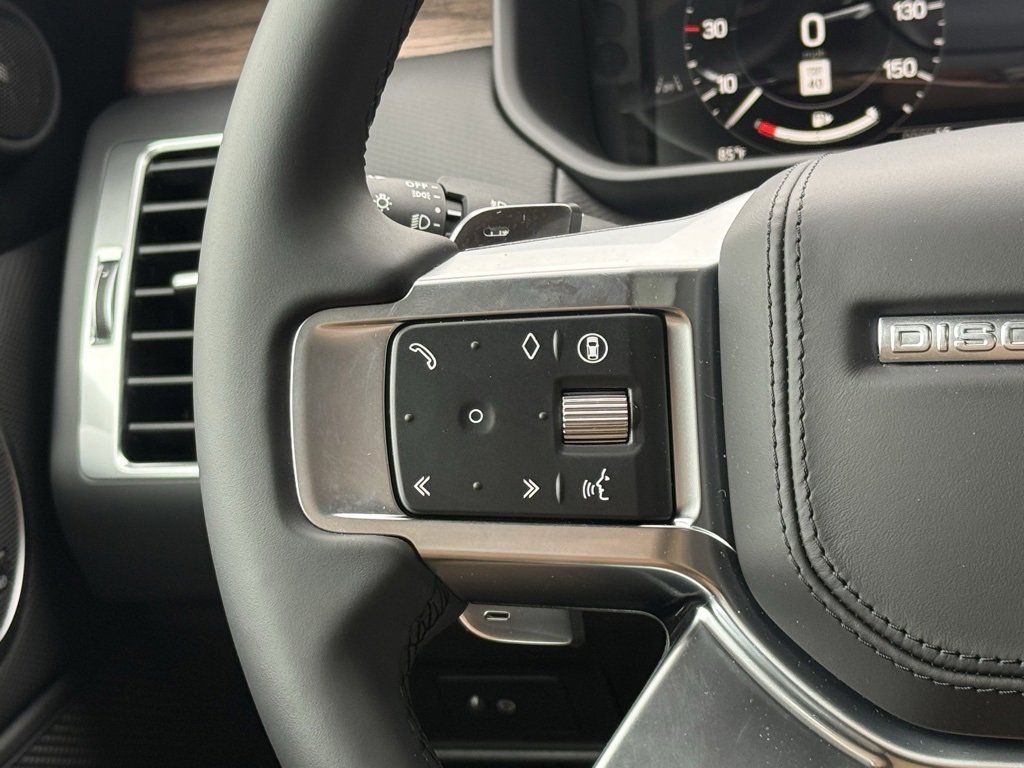 New 2025 Land Rover Discovery Dynamic SE image 18