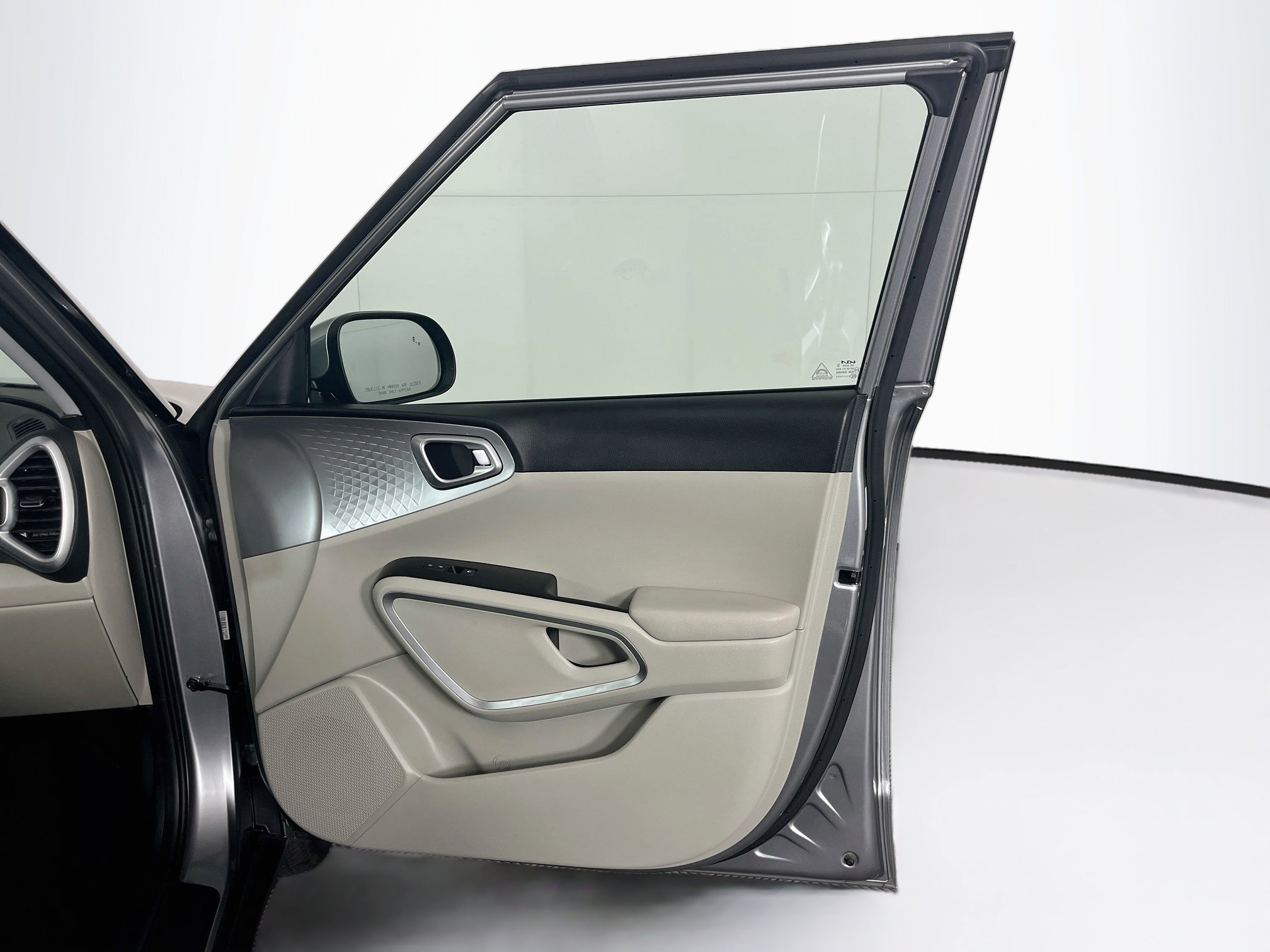 Used 2025 Kia Soul LX w/ LX Technology Package FWD image 30