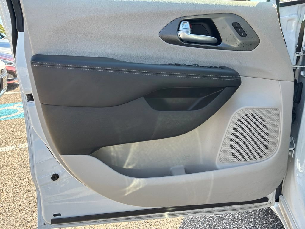 Used 2024 Chrysler Pacifica Touring-L FWD image 12
