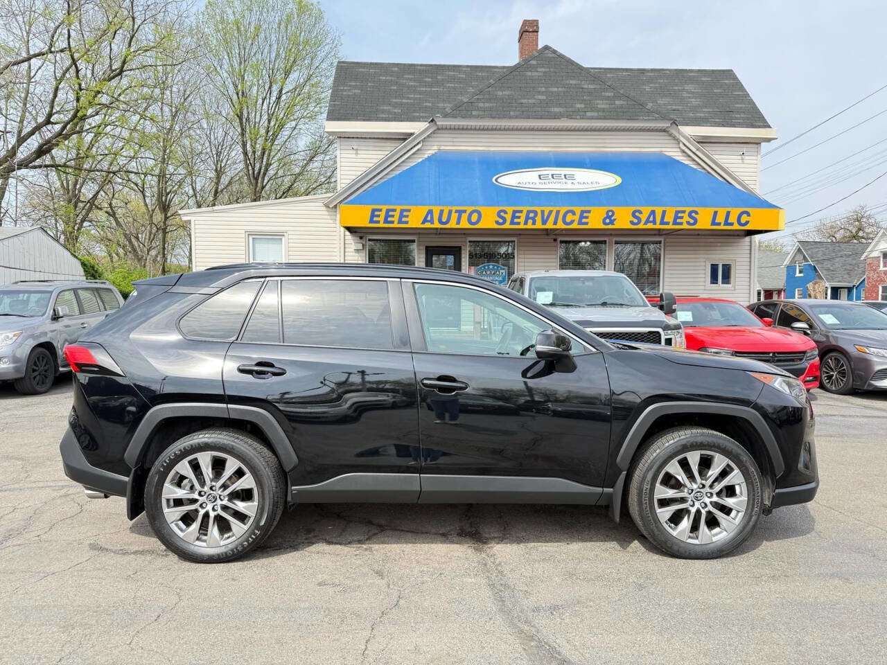 Used 2021 Toyota RAV4 XLE Premium image 1