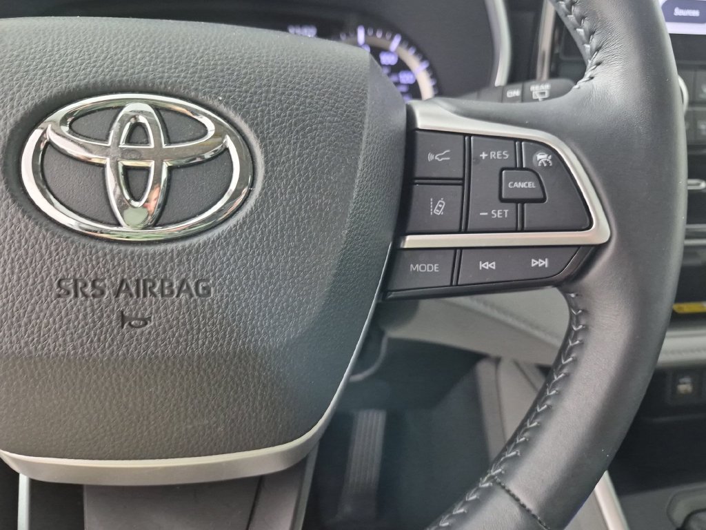Used 2024 Toyota Highlander XLE FWD image 15
