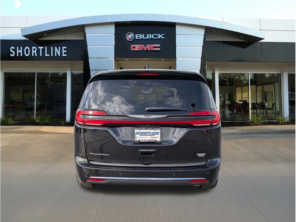 Used 2025 Chrysler Pacifica Select FWD image 4