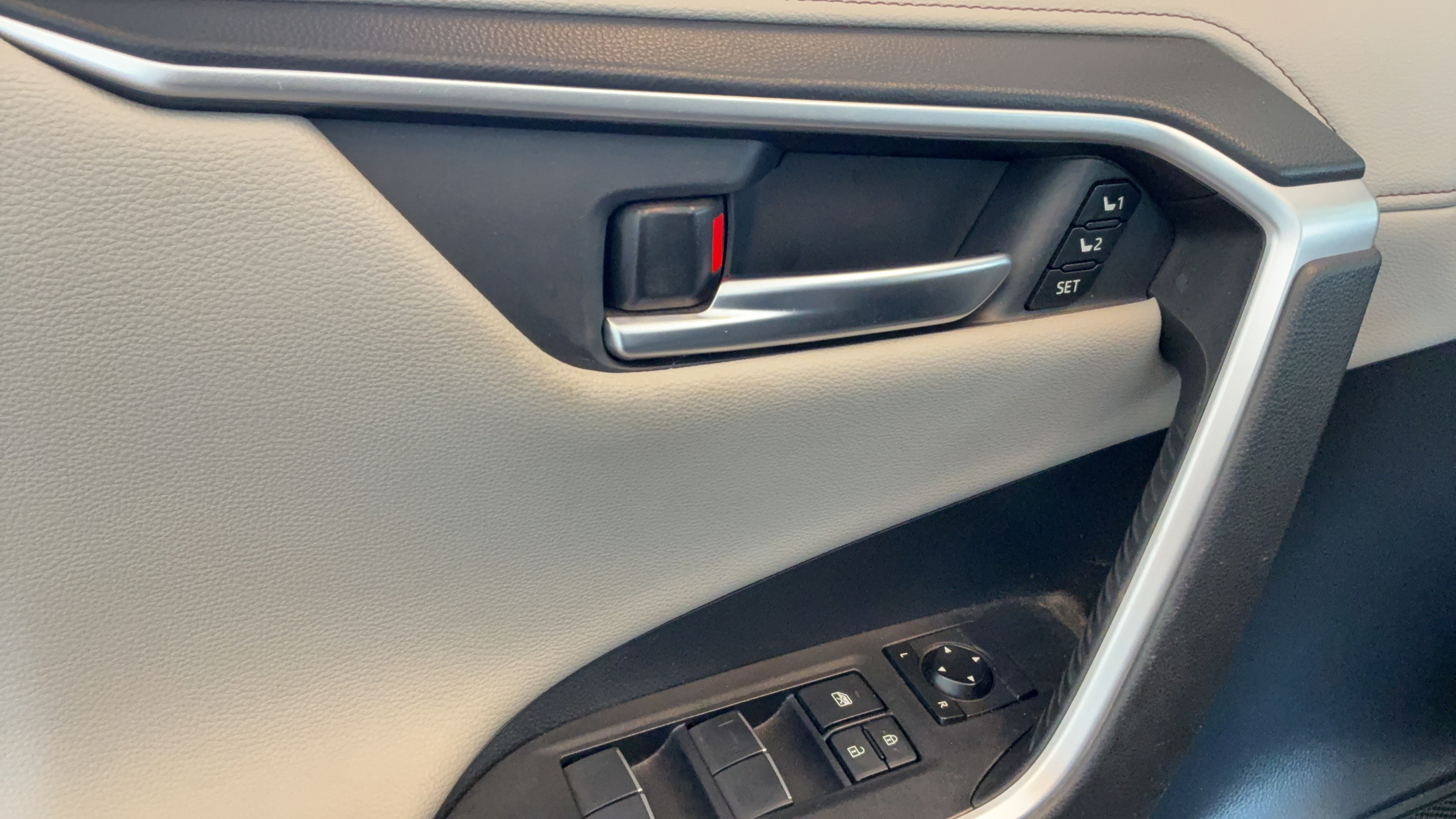 Used 2020 Toyota RAV4 Limited FWD image 28